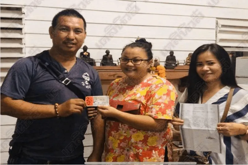 แม่ค้าหวยป้ายแดงให้โชคสาวศรีราชา 12 ล้าน แม่ค้าได้ขวัญถุง 1 แสนด้วย